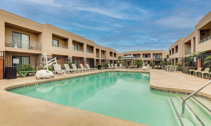 Mayo Clinic Hotel | Budget-Friendly Retreat with Pool and Pet-Friendly Units