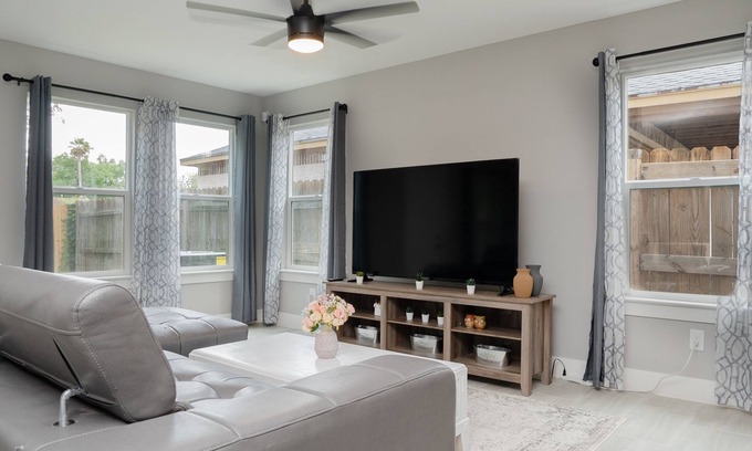 Houston House | Budget-Friendly Haven Near Downtown with Family Amenities