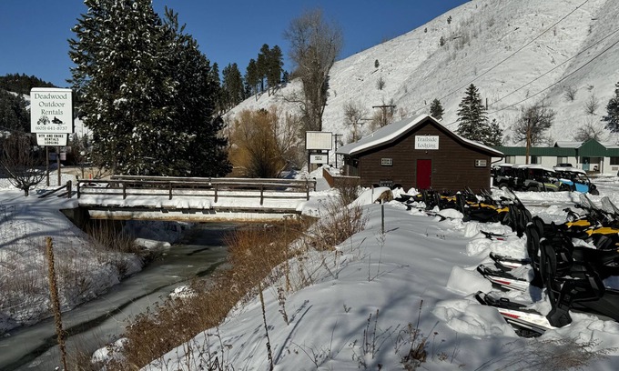 Deadwood Hotel | Cozy Room 105: Family-Friendly with Kitchen & Breakfast