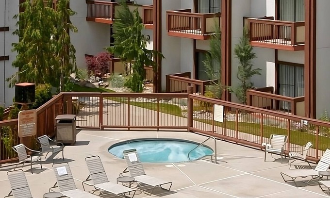 Wenatchee Resort | Affordable Hotel in Washington: Pool, Free Parking & Pets Welcome