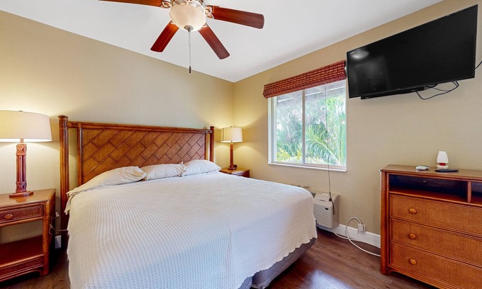 Naples House | Budget-Friendly Retreat with Pool, Sauna & Game Room