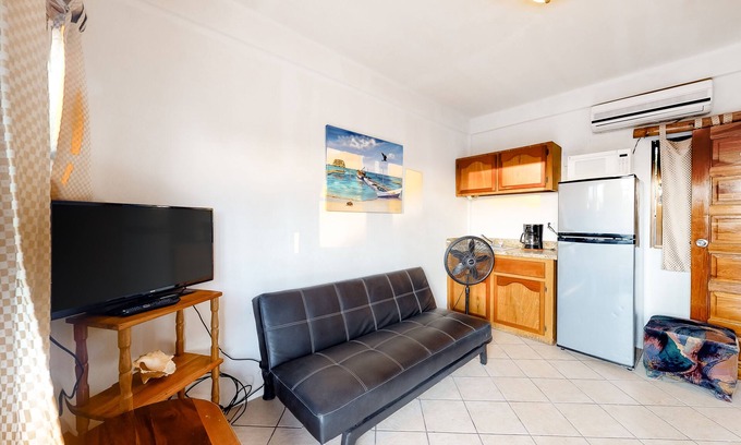 Caye Caulker House | Budget Suite with WiFi, Pool & Bike Access to the Beach