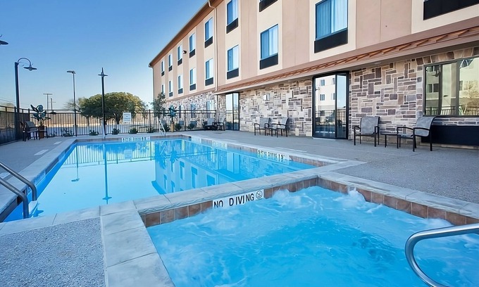 Mineral Wells Hotel | Budget-Friendly Units Near Attractions! Free Breakfast, Wifi, Parking, and Pool