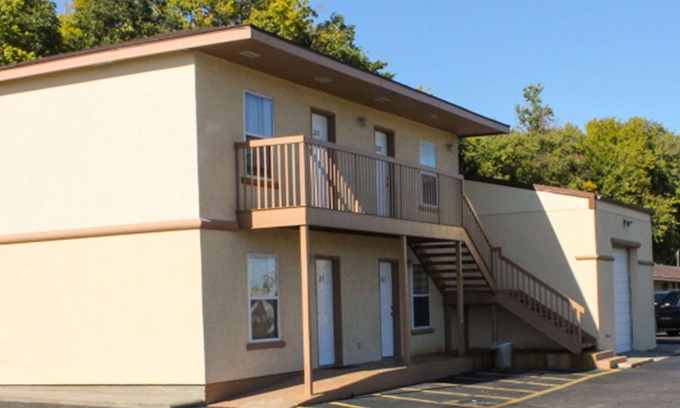 Junction City Hotel | Budget-Friendly Stay at Golden Wheat Motel with Breakfast & More