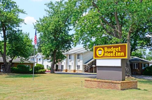 Allegan Hotel | Budget Host Inn: Family-Friendly Stay with Pool Access