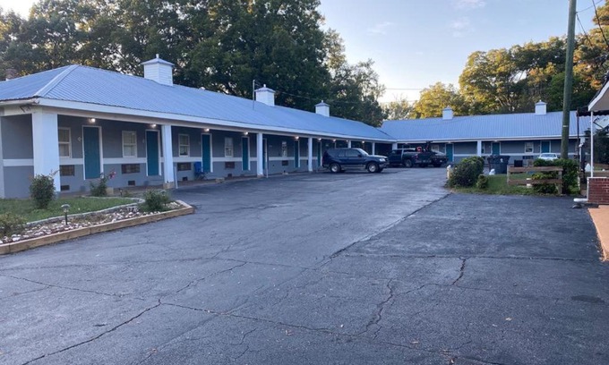 South Hill Hotel | Budget-Friendly Stay at Budget Inn Express with Breakfast