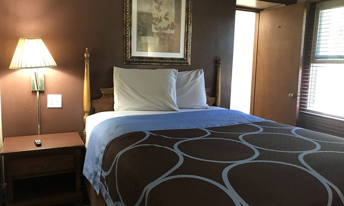 Marinette Hotel | Budget-Friendly Stay at Budget Inn Marinette with Breakfast