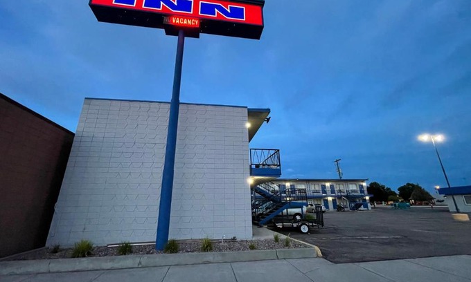 Ontario Hotel | Budget-Friendly Stay at Budget Inn Ontario with Breakfast
