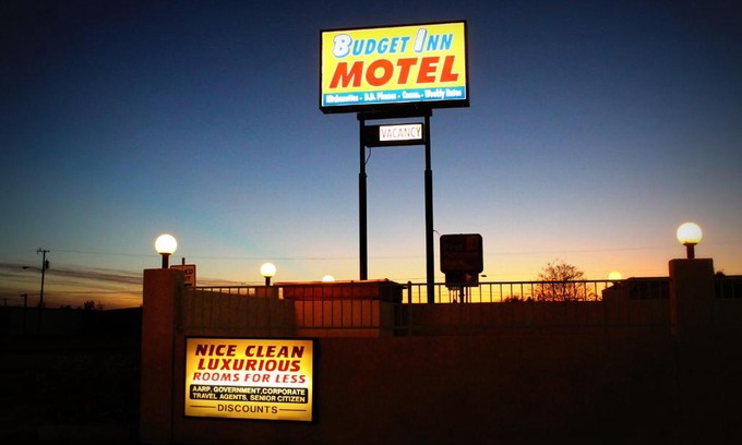 Parker Hotel | Budget Inn Parker: Pet-Friendly Stay with Pool Access