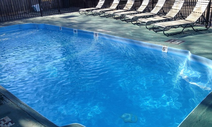 Georgian Acres Hotel | Budget Inn: Family-Friendly Stay with Pool and Breakfast