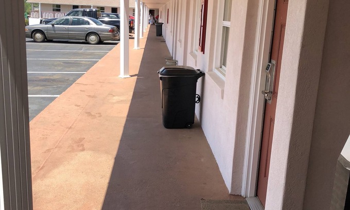 Jasper Hotel | Convenient Stay at Budget Inn with Breakfast & Family Amenities
