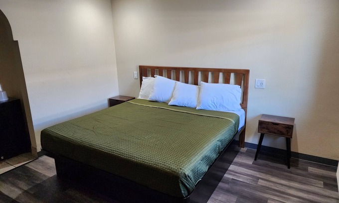 North Hills East Hotel | Budget Inn: Family-Friendly Stay with Breakfast & Spa