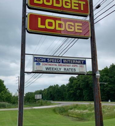Newton Falls Hotel | Budget-Friendly Pet Friendly Lodge in Newton Falls