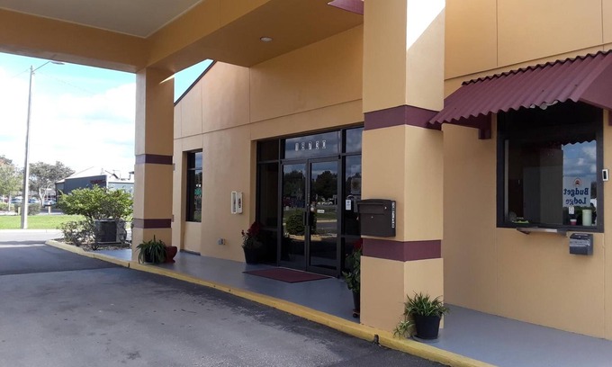 Mount Dora Hotel | Affordable Stay at Budget Lodge of Mount Dora with Pool