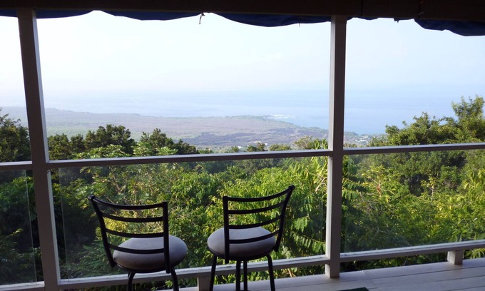 Honaunau-Napoopoo House | Oceanside Budget Room at Beautiful B&B with Spa & Breakfast