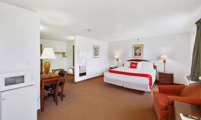 Portage Hotel | Budget Room Near Lake Michigan, Hiking Trails & Lighthouse Place Outlet Shopping