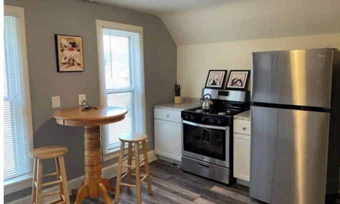 Rockford House | Affordable Upper Duplex in Rockford with Breakfast Included