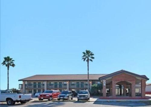 Nassau Bay Hotel | Affordable Comfort at Budgetel Inn Houston/Nasa with Pool