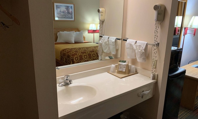 Nevada Hotel | Budgetinn & Suites: Family-Friendly Stay with Breakfast
