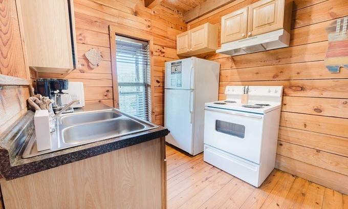 Townsend Cabin | Discover Budro's Bungalow: Ideal Family Cabin with Spa