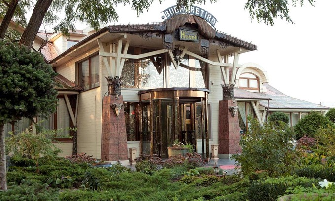 Pribrezhnyy Hotel | Inviting Buen Retiro: Pet-Friendly Oasis with Ocean Views