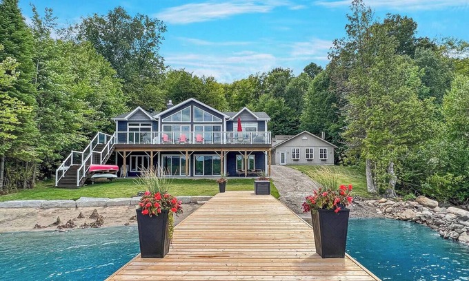 Dysart et al House | Pet-Friendly Buena Vista Executive Cottage by Redstone Lake