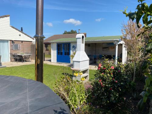 Egmond aan den Hoef House | Experience Buenaventura: Pet-Friendly Retreat with Hot Tub