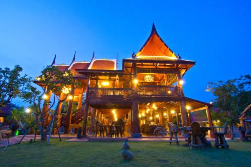 Huai Yai Resort | Discover Bueng Bua Thong Resort with Oceanfront Pool