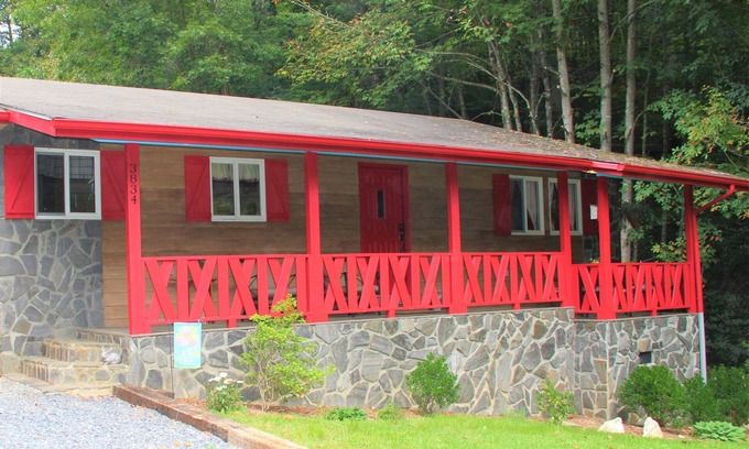 Clyde Cabin | Discover Buffalo Creek Vacations at Hare Pin Inn