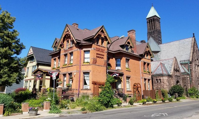 Downtown Buffalo Bed & Breakfast | Elegant Buffalo Harmony House with Pool and Restaurant