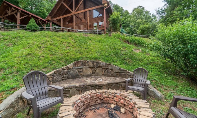 Cherokee Cabin | Experience Buffalo Hollow: Free Train Tours & Lake Views