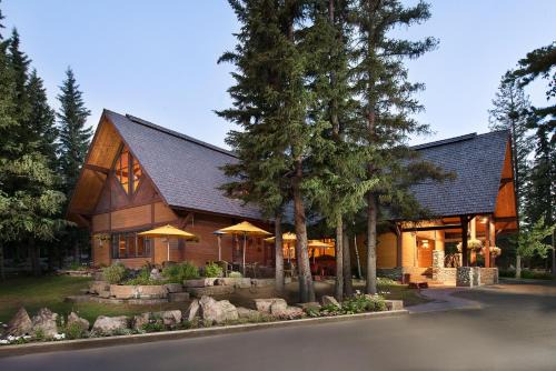 Banff Hotel | Discover Buffalo Mountain Lodge: Pet Friendly Retreat