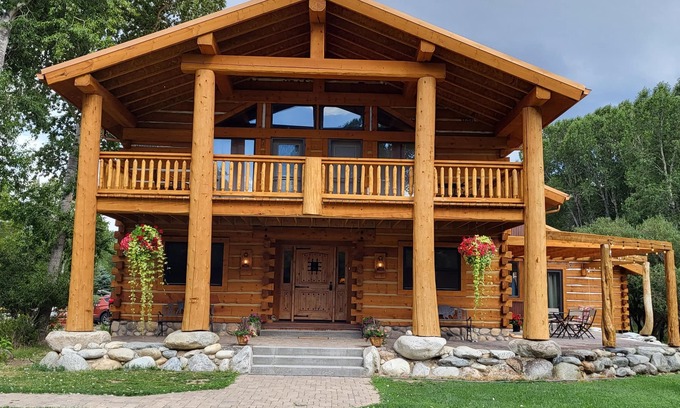 Buena Vista Bed & Breakfast | Top-Rated Buffalo Peaks B&B with Hot Tub & Breakfast Included