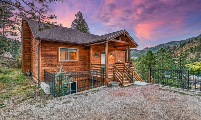Green Mountain Falls Cabin | Experience Buffalo Sunrise GMF: Mountain & Lake Views