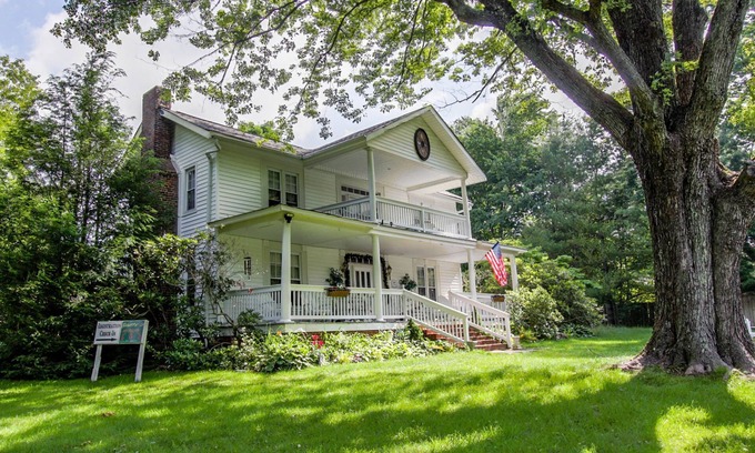 West Jefferson Bed & Breakfast | Charming Buffalo Tavern Bed & Breakfast with Delicious Breakfast