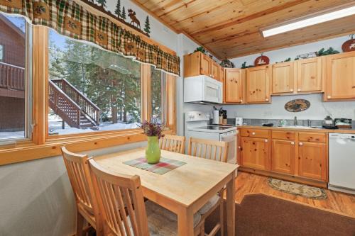 Fall River Estates Apartment | Family-Friendly Bugle Pointe B18 with Relaxing Hot Tub