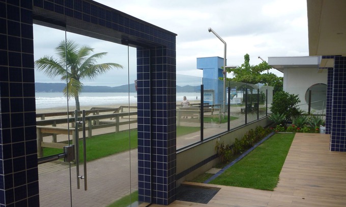 Itapema Apartment | Building in front of the sea, in the heart of half beach
