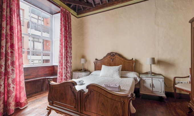Historical Center Apartment | Historic La Vicaria: Prime Location with Terrace & WiFi