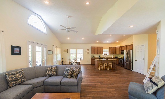 Grand Rivers Cottage | Inviting Lakeview Retreat in Grand Rivers with Pool & Spa