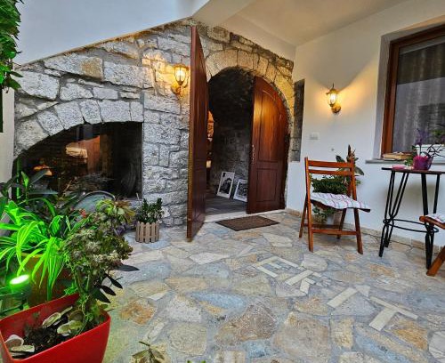 Berat House | Budget-Friendly Bujtina Veritos: Pet & Child Friendly Stay