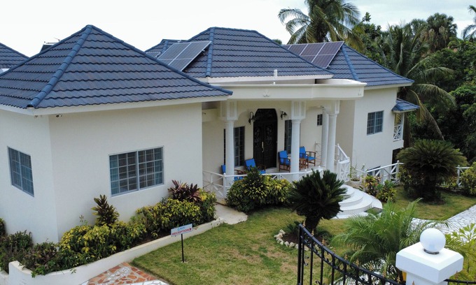 Whitehouse Villa | Stunning Buki Ocean View with Breakfast & Family-Friendly Joy