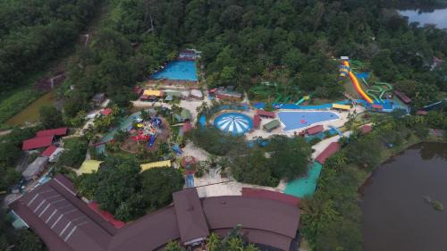 Semanggol Resort | Family-Friendly Bukit Merah Laketown Resort with Pool Access