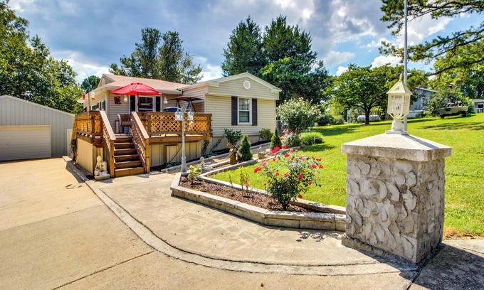 Taney County House | Pet-Friendly Retreat at Bull Shoals Lake with Spa & Breakfast