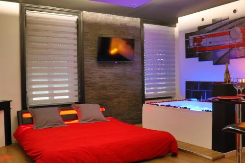Villette Gare Apartment | Relax at Bulle de Spa with Hot Tub & Restaurant Amenities