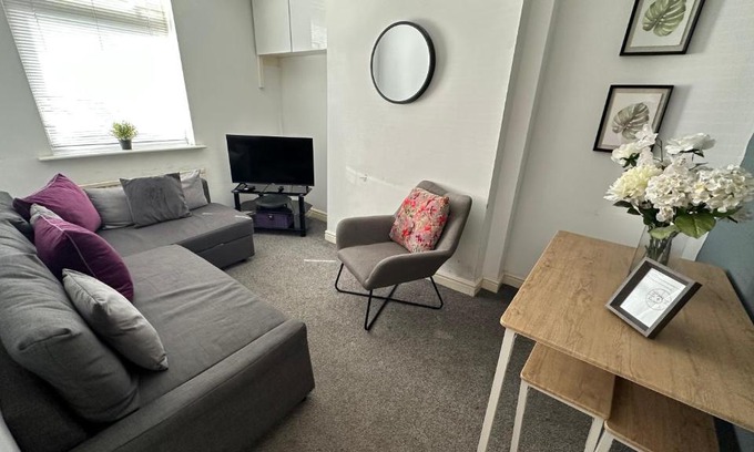 Selby House | Family-Friendly Retreat at Buller House with Kitchen Access