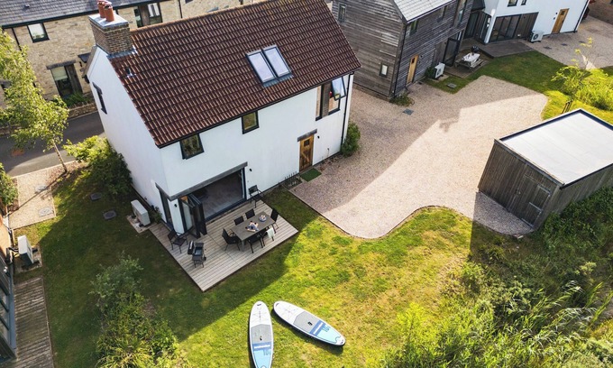 Holworth House | Escape to a Lakeside Retreat with Spa on Nature Reserve