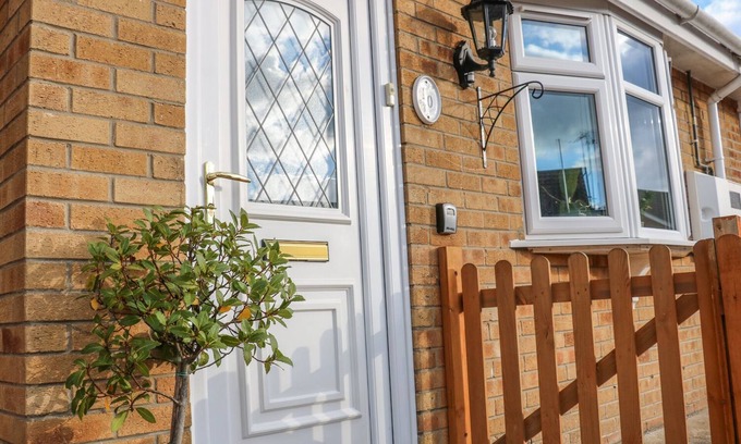 Skegness Cottage | Cozy Bumble Bee Cottage: Pet Friendly with Breakfast Included