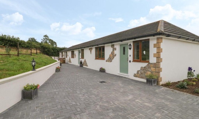 Axminster House | Family-Friendly Bumble Bee Retreat: A 4-Star Getaway
