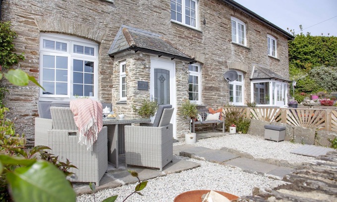 Torcross House | Family-Friendly Bumble Cottage with Kitchen & Pet Amenities