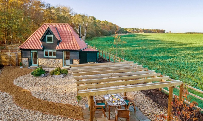 Bury St Edmunds Cottage | Pet-Friendly Bumblebee Cottage in Beautiful Suffolk